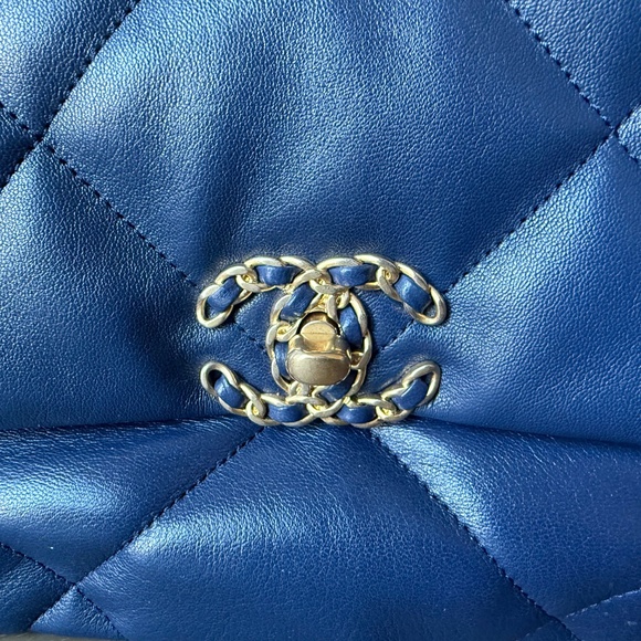 Chanel 19 Large Lambskin Flapbag in Bleu Marine - Picture 7 of 13